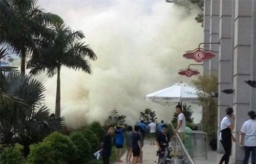 Cháy cao ốc hạng sang, hàng trăm người nháo nhào tháo chạy