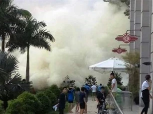 Cháy cao ốc hạng sang, hàng trăm người nháo nhào tháo chạy