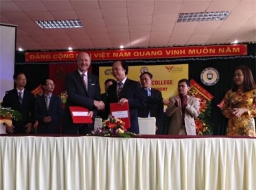 ĐH Công nghiệp Vinh ký kết hợp tác đào tạo với ĐH Brodward College Hoa Kỳ