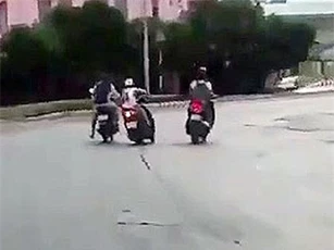 Đi cướp đồ, ai ngờ cướp đúng điện thoại của bạn