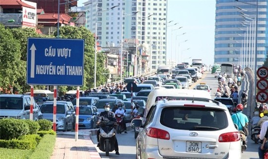 Hà Nội: Đường Nguyễn Chí Thanh ùn tắc vì... bùn đất