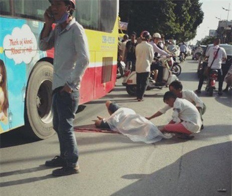 Hà Nội: Xe buýt mất lái, đâm chết thanh niên giữa đường