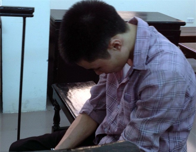 Kẻ khiến thiếu nữ bỏ mạng vì đuổi theo mình khóc nức nở tại tòa