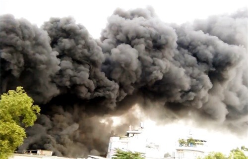 Kho đông lạnh cháy nghi ngút, hàng chục người leo mái nhà thoát thân