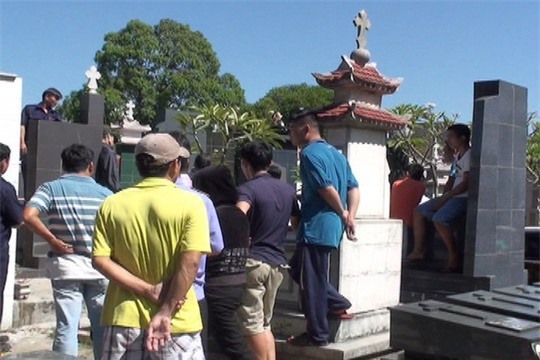 Bàng hoàng thi thể người đàn ông treo cổ trên ngôi mộ cao 3m