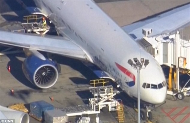 Bị bắt giữ vì cố ý mở cửa thoát hiểm trên máy bay 