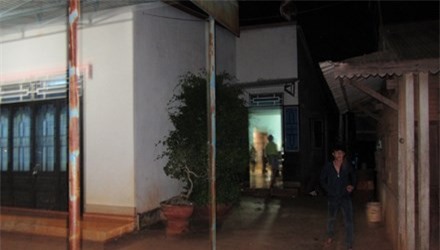 Cha đánh nhừ tử bạn nhậu vì dở trò đồi bại với con gái