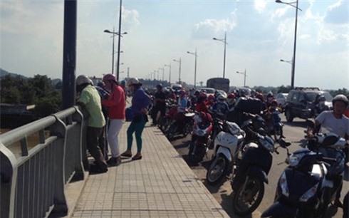 Cô gái trẻ bỏ lại xe máy, nhảy sông Đồng Nai tự vẫn