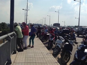 Cô gái trẻ bỏ lại xe máy, nhảy sông Đồng Nai tự vẫn