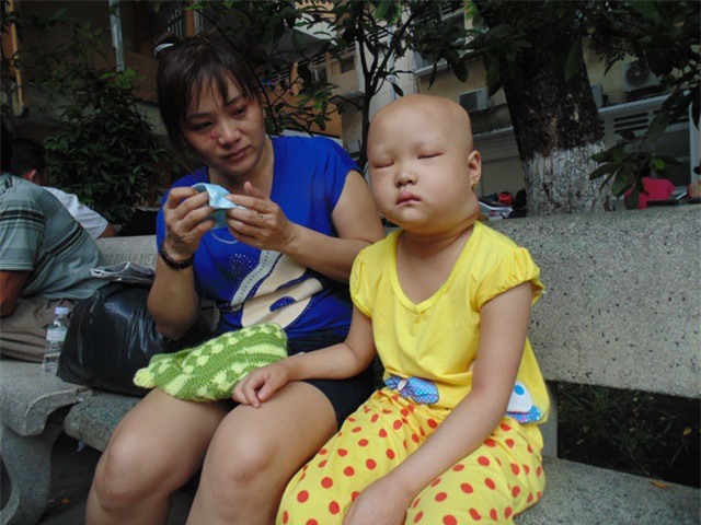 Sự sống mong manh của bé gái 5 tuổi mắc chứng ung thư hạch
