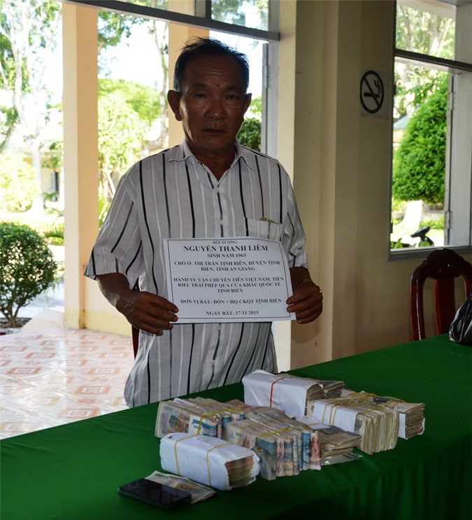 Bắt quả tang vụ vận chuyển tiền trái phép qua biên giới