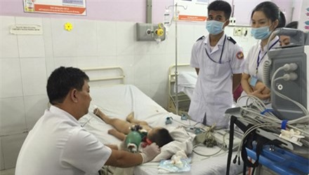 Bé trai 3 tuổi rơi từ tầng 3 chung cư xuống đất tử vong