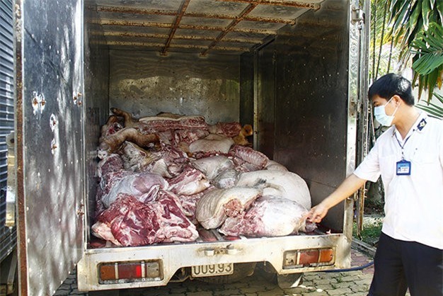 Kinh hoàng 5 tấn thịt heo thối tẩm hóa chất bán cho công nhân