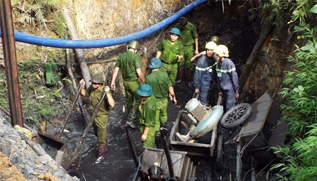 Vụ sập hầm lò Hòa Bình: Chạy đua thời gian cứu 2 công nhân