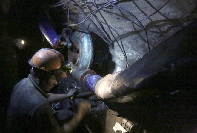 Vụ sập hầm lò than Hòa Bình: Thức trắng đêm cứu 2 công nhân
