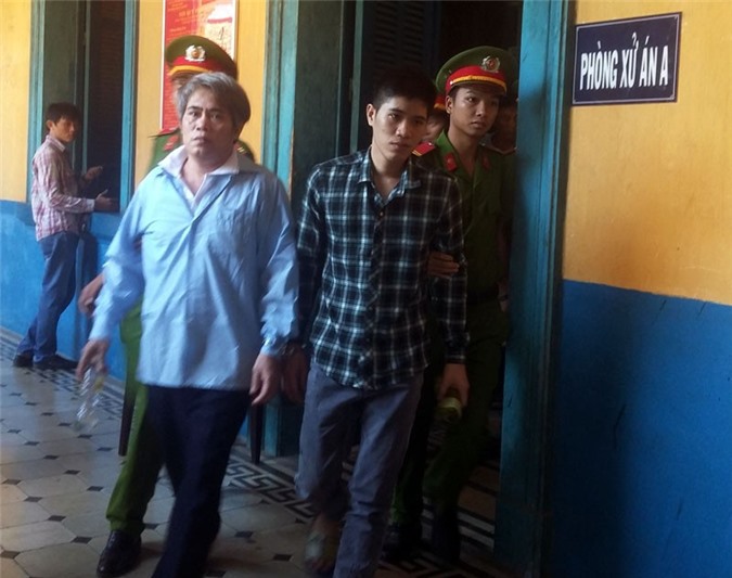 Ăn cưới không đưa tiền, cha con cầm dao chém người