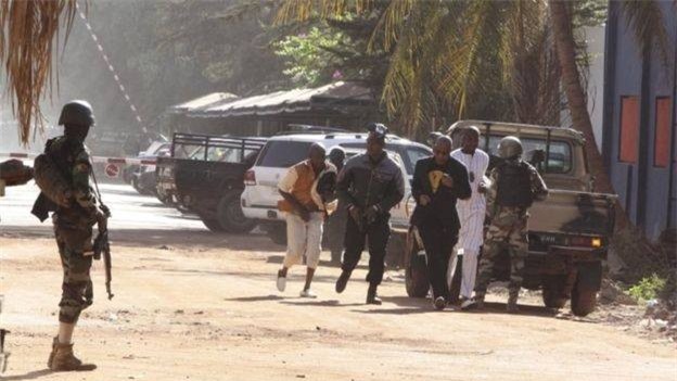 Khủng bố tấn công khách sạn hạng sang, khống chế 170 con tin 