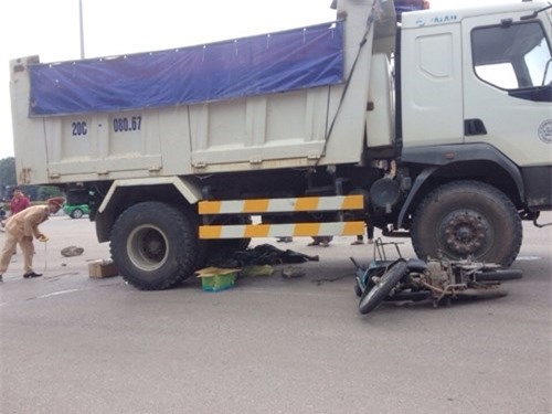 Kinh hoàng người đàn ông bị xe "hổ vồ" kéo lê 17m, tử vong tại chỗ