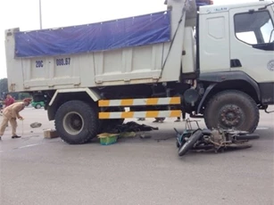 Kinh hoàng người đàn ông bị xe "hổ vồ" kéo lê 17m, tử vong tại chỗ
