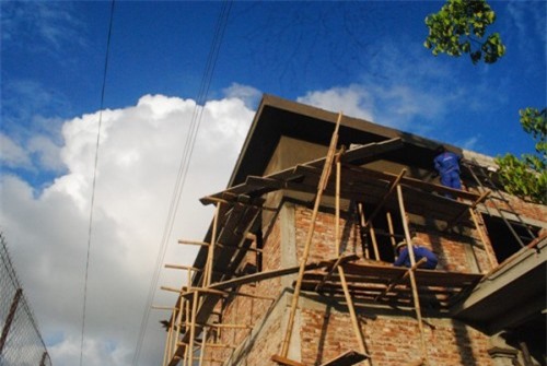 Một công nhân bị điện phóng gây nguy kịch khi đang thi công nhà