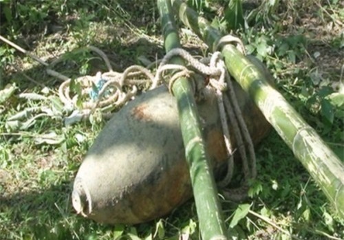 Phát hiện quả bom nặng nửa tấn dưới lòng sông khi đi đánh cá