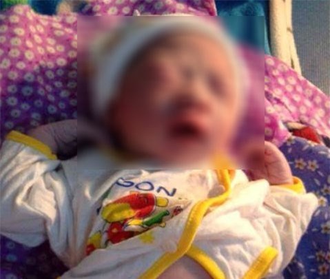 Xót xa bé trai sơ sinh chưa cắt dây rốn bị bỏ rơi trước cổng nhà ban đêm