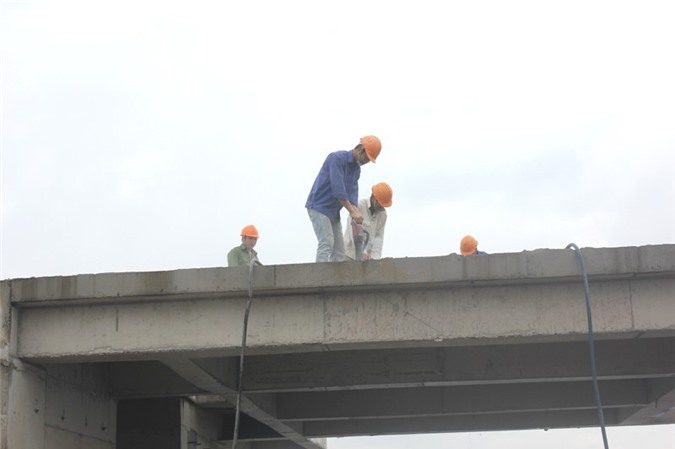 Bắt đầu tháo dỡ phần sai phạm tòa cao ốc gần Lăng Bác