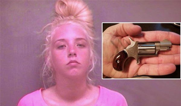 Cô gái trẻ liều mạng giấu súng đã lên đạn trong "vùng kín"