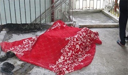 Hà Nội: Bàng hoàng một phụ nữ tự thiêu chết trong tầng 3