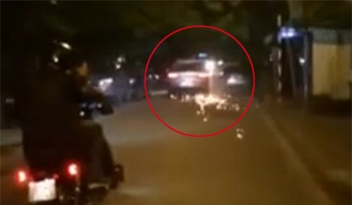 Hà Nội: Ô tô kéo lê xe máy tóe lửa trên đường
