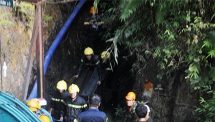 Vụ sập hầm lò ở Hòa Bình: Đưa 1 thi thể nạn nhân ra khỏi hầm