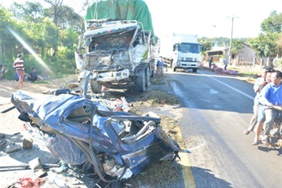 2 xe tải đấu đầu thảm khốc, tài xế và phụ xe tử vong trong cabin