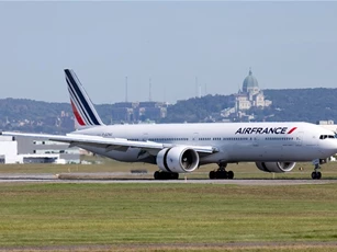 Nhiều hãng hàng không châu Âu chịu ảnh hưởng sau vụ khủng bố Paris