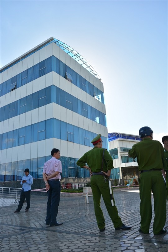 Thanh niên ăn cướp xong chạy đến bệnh viện đòi nhảy lầu tự tử