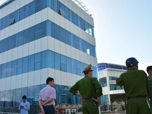 Thanh niên ăn cướp xong chạy đến bệnh viện đòi nhảy lầu tự tử