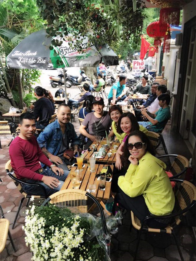 Trần Lập ra viện sụt 8kg vẫn tươi cười lạc quan đi cafe với bạn bè