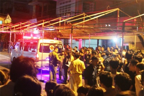 Tránh rạp đám cưới, xe cẩu đâm 6 người thương vong