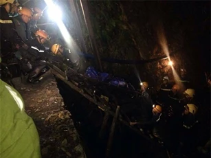 Vụ sập lò than ở Hòa Bình: Đưa thi thể nạn nhân thứ 2 ra ngoài