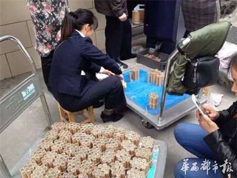 Bà mẹ dùng 7 bao tải tiền xu đi mua nhà cho con gái