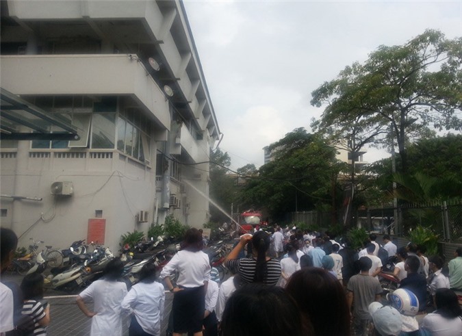 Cháy bệnh viện lão khoa, bệnh nhân hốt hoảng tháo chạy