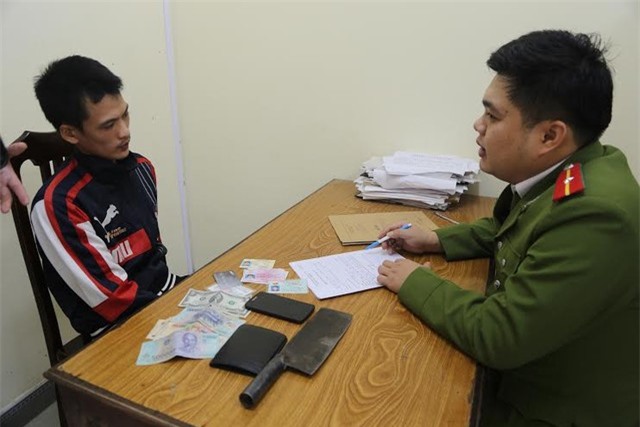 Cướp xong tài sản, vẫn tiếc tiền đi xin mỳ tôm ăn