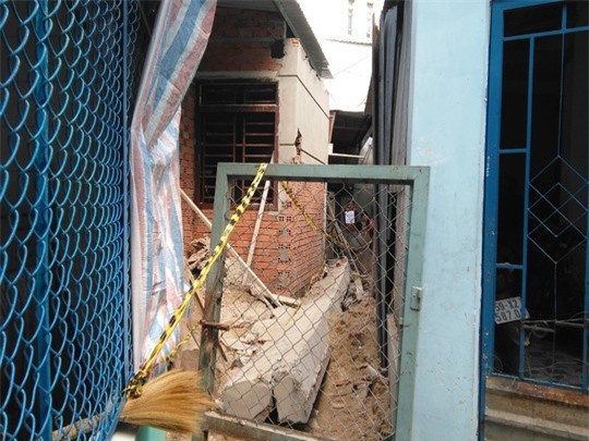 Khối bê tông đổ sập, 2 thợ xây nguy kịch