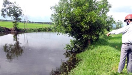 Mẹ lơ đãng, con trai 3 tuổi tử vong dưới mương nước