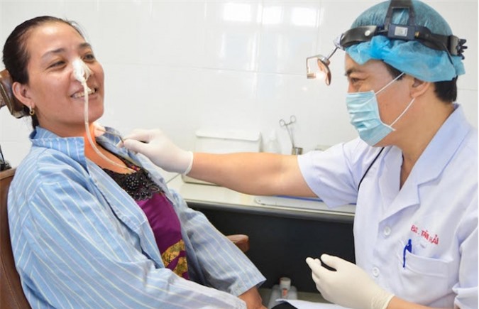 Một phụ nữ suýt mất mạng vì áp xe thực quản sau khi hóc xương cá