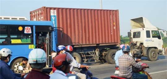 Xe buýt đâm sầm vào container, tài xế nhập viện khẩn cấp 