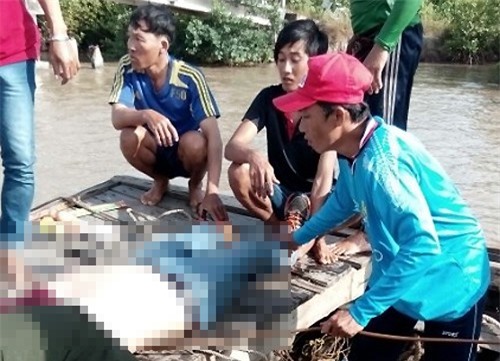 Ca nô chở khách bất ngờ đâm trụ cầu làm 2 người chết