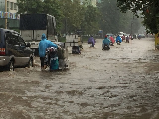 Hà Nội: Phố thành "sông" sau cơn mưa đầu đông