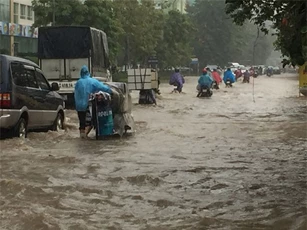 Hà Nội: Phố thành "sông" sau cơn mưa đầu đông