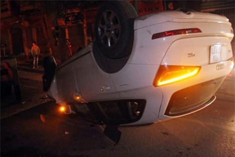 Hà Nội: Xe sang Audi Q5 lao vào gốc cây, lật ngửa giữa đường