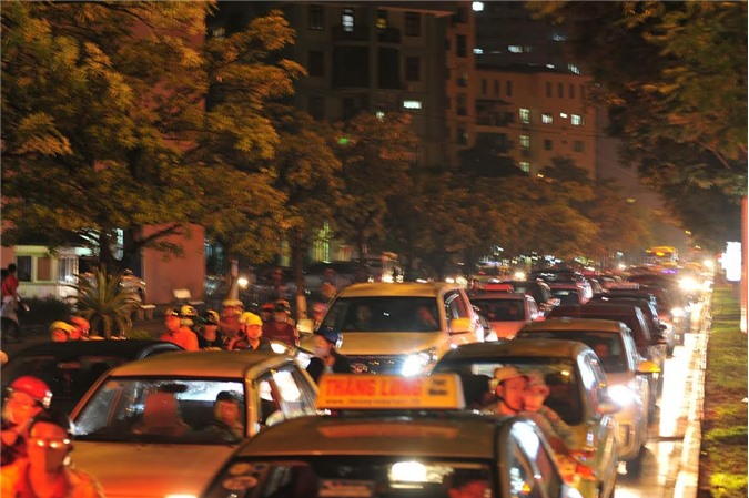 Hình ảnh giao thông Hà Nội tê liệt trong giá lạnh